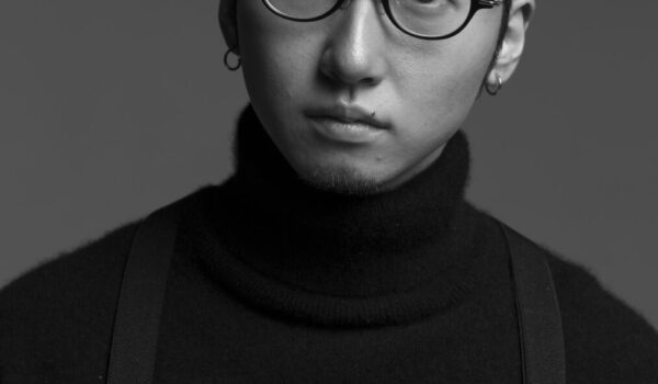 若林佑真と黒木華さんの対談記事が、舞台「ここが海」のインタビューサイトに公開されました。